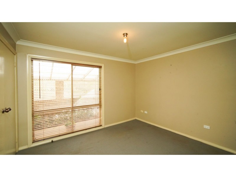 32 Karoom Drive, Glenfield Park NSW 2650