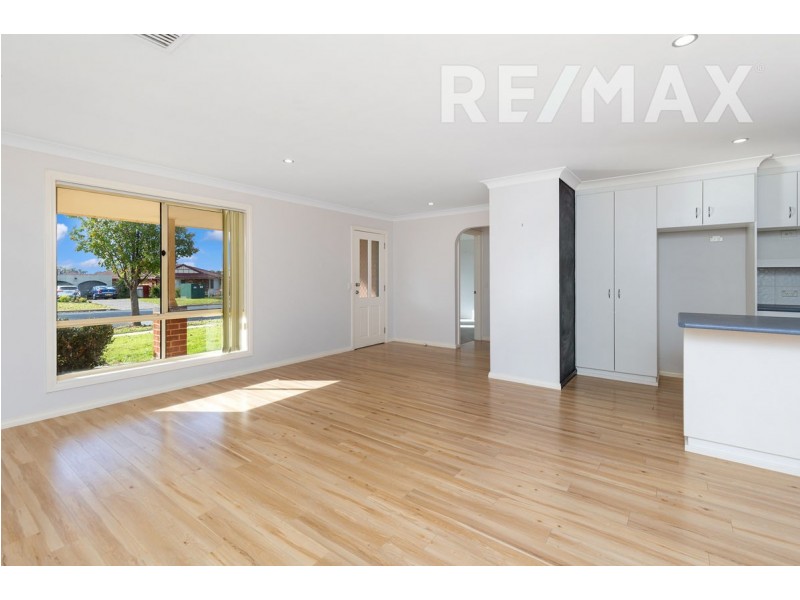 1 Kamaroo Court, Glenfield Park NSW 2650