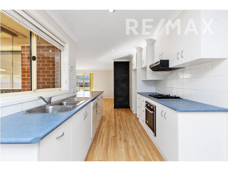 1 Kamaroo Court, Glenfield Park NSW 2650