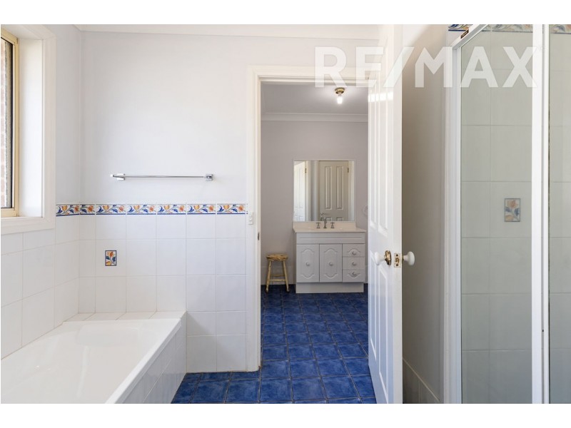 1 Kamaroo Court, Glenfield Park NSW 2650