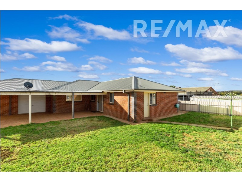 1 Kamaroo Court, Glenfield Park NSW 2650