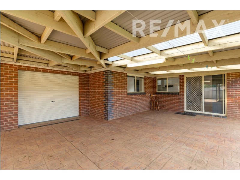 1 Kamaroo Court, Glenfield Park NSW 2650