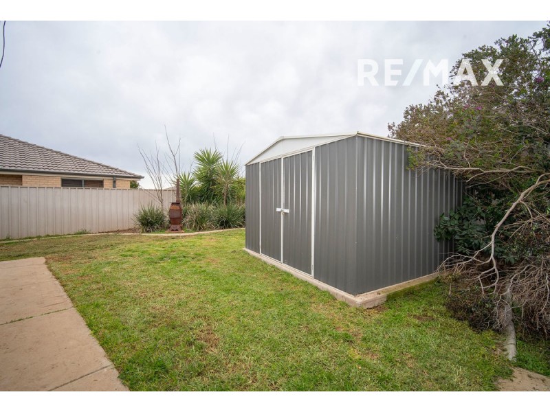 22 Womboin Crescent, Glenfield Park NSW 2650