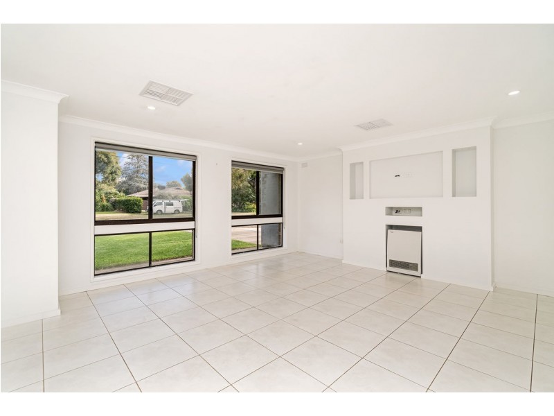 7 Nandina Avenue, Lake Albert NSW 2650