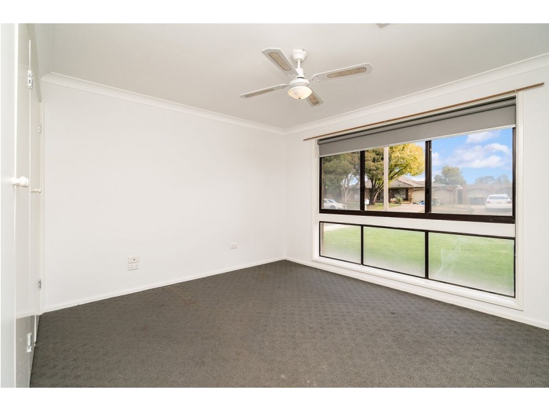 7 Nandina Avenue, Lake Albert NSW 2650