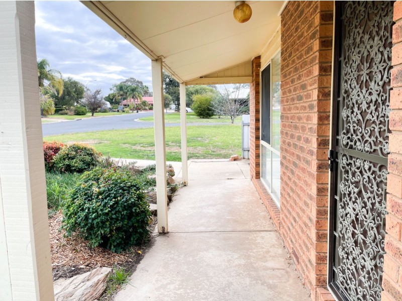 12 Cooba Place, Estella NSW 2650