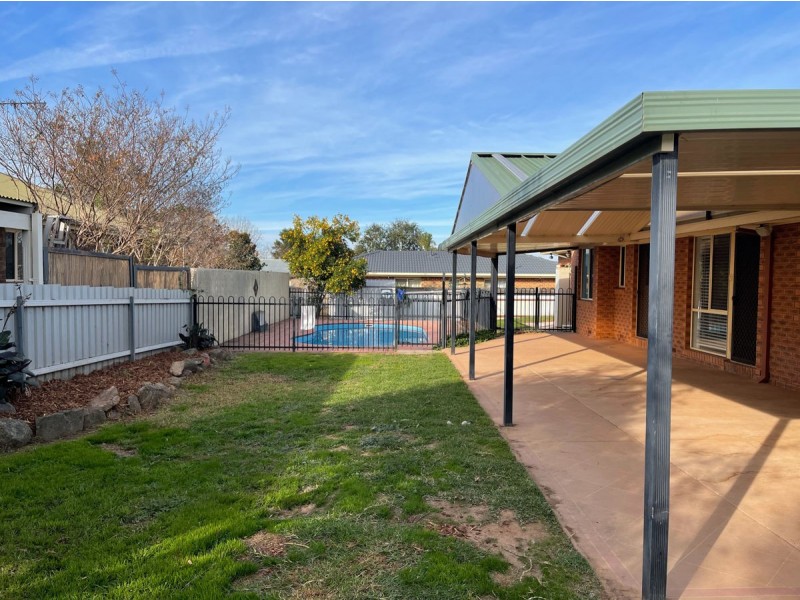 12 Cooba Place, Estella NSW 2650