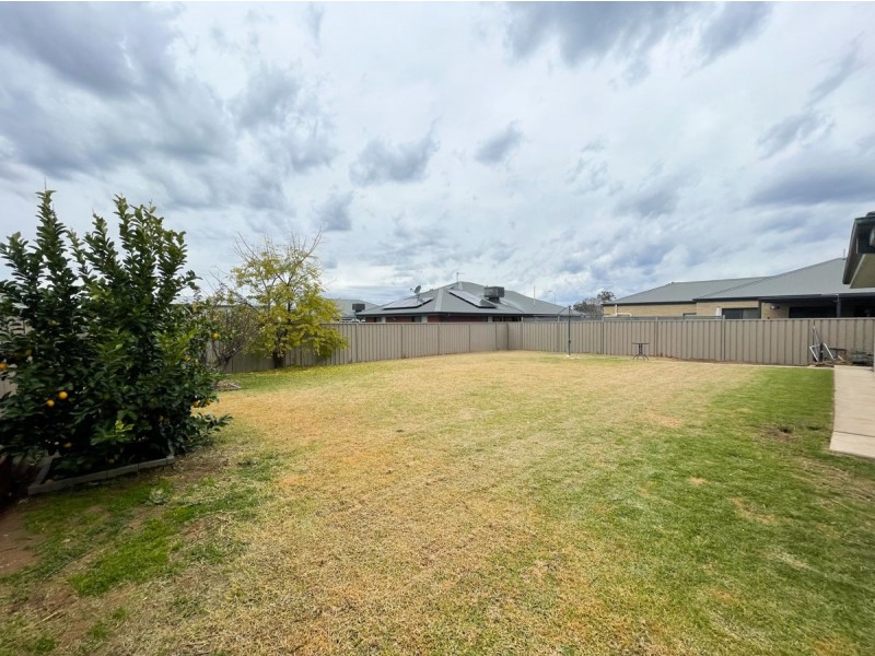 64 Messenger Avenue, Boorooma NSW 2650