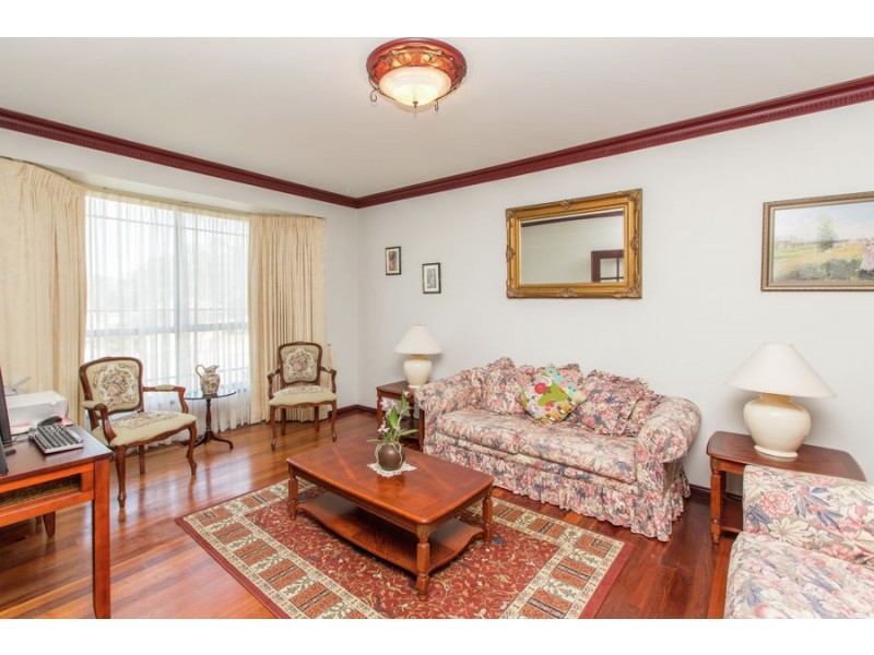 4 Loru Close, Kooringal NSW 2650