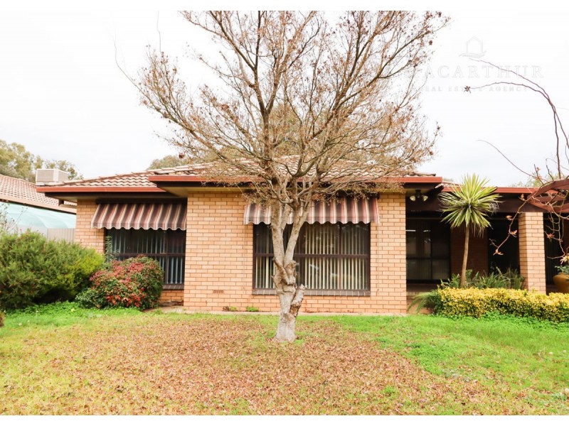 18 Pinaroo Drive, Glenfield Park NSW 2650