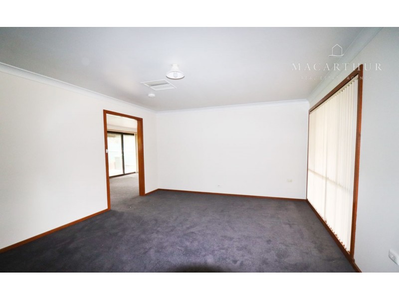18 Pinaroo Drive, Glenfield Park NSW 2650