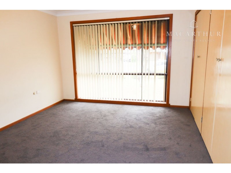 18 Pinaroo Drive, Glenfield Park NSW 2650