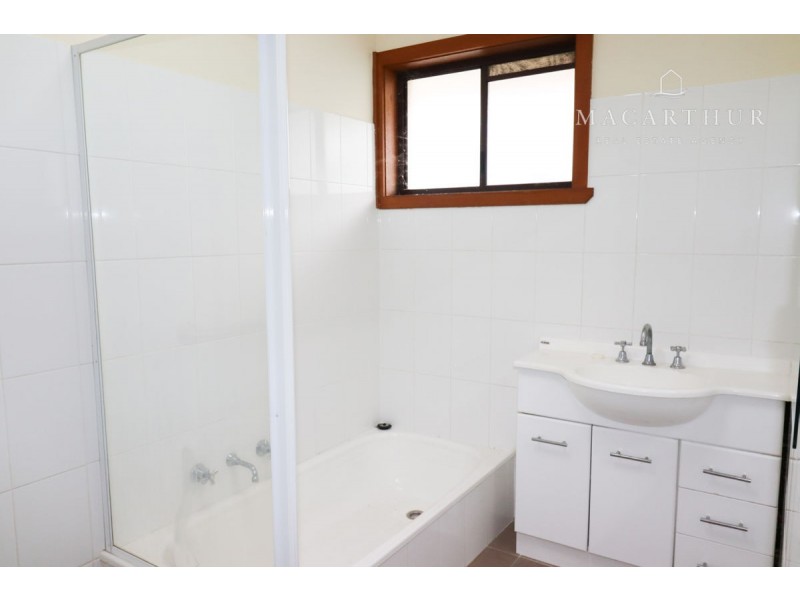 18 Pinaroo Drive, Glenfield Park NSW 2650