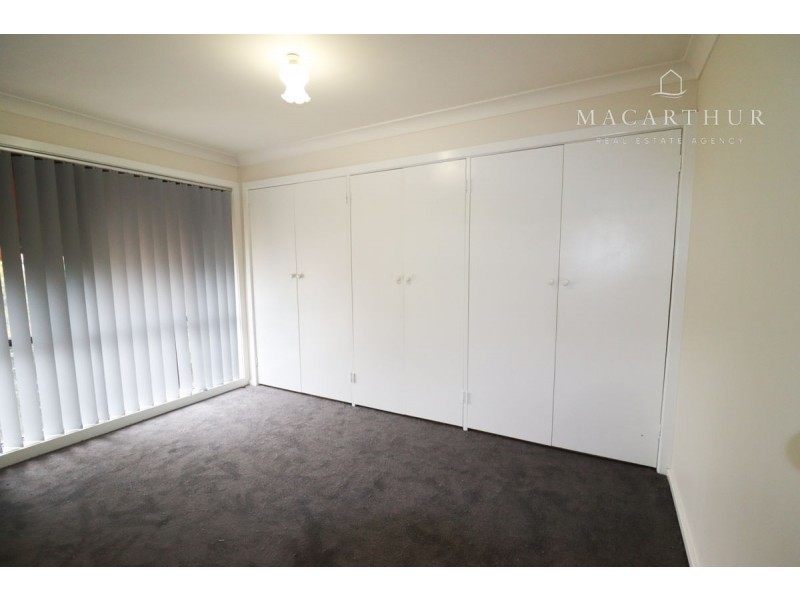 18 Pinaroo Drive, Glenfield Park NSW 2650