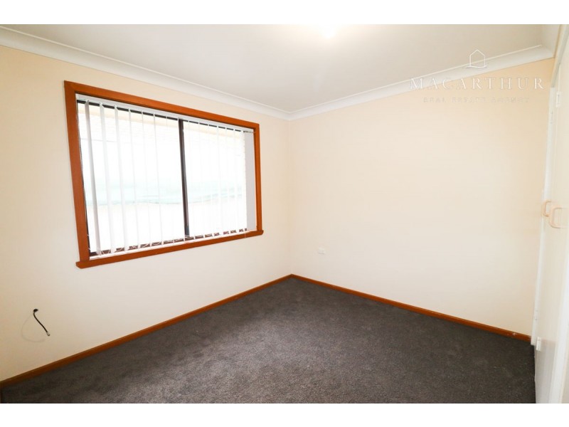 18 Pinaroo Drive, Glenfield Park NSW 2650