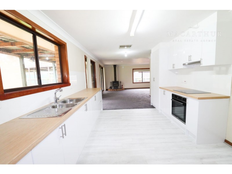 18 Pinaroo Drive, Glenfield Park NSW 2650