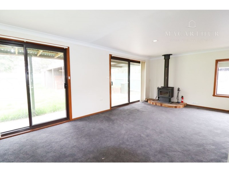 18 Pinaroo Drive, Glenfield Park NSW 2650