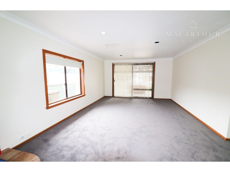 18 Pinaroo Drive, Glenfield Park NSW 2650