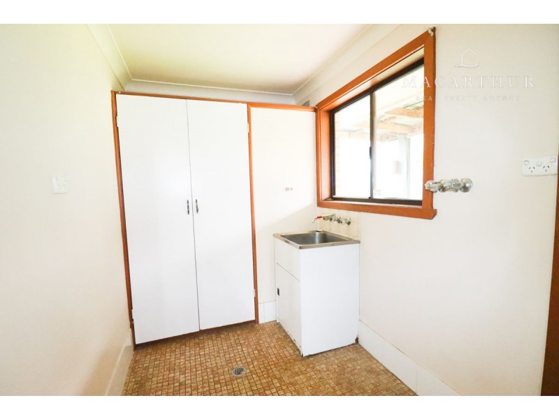 18 Pinaroo Drive, Glenfield Park NSW 2650