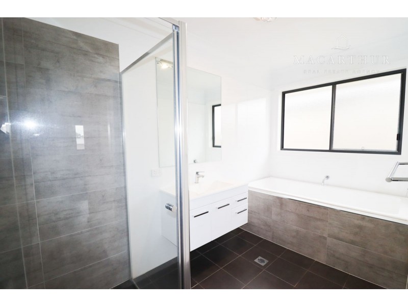 4 Hollows Crescent, Lloyd NSW 2650