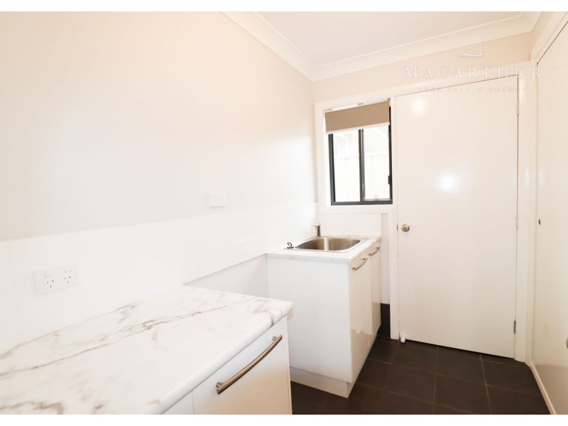 4 Hollows Crescent, Lloyd NSW 2650