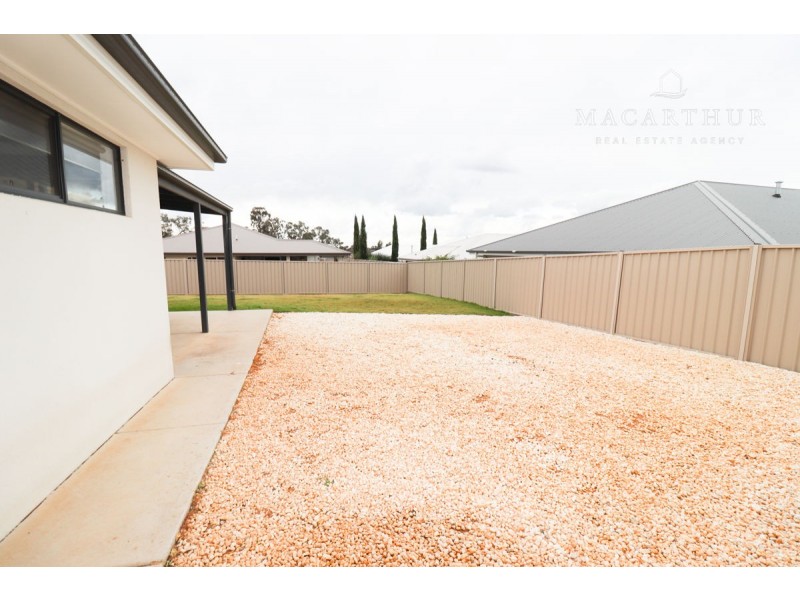 4 Hollows Crescent, Lloyd NSW 2650