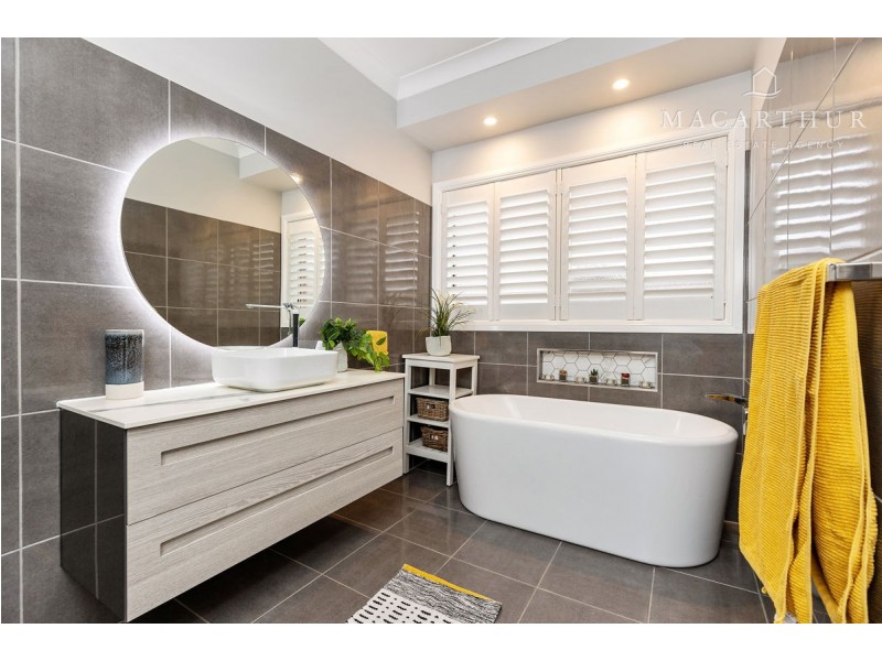 1 Angel Street, Lake Albert NSW 2650