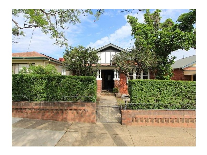 8 Macleay Street, Turvey Park NSW 2650