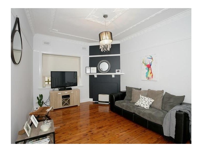 8 Macleay Street, Turvey Park NSW 2650