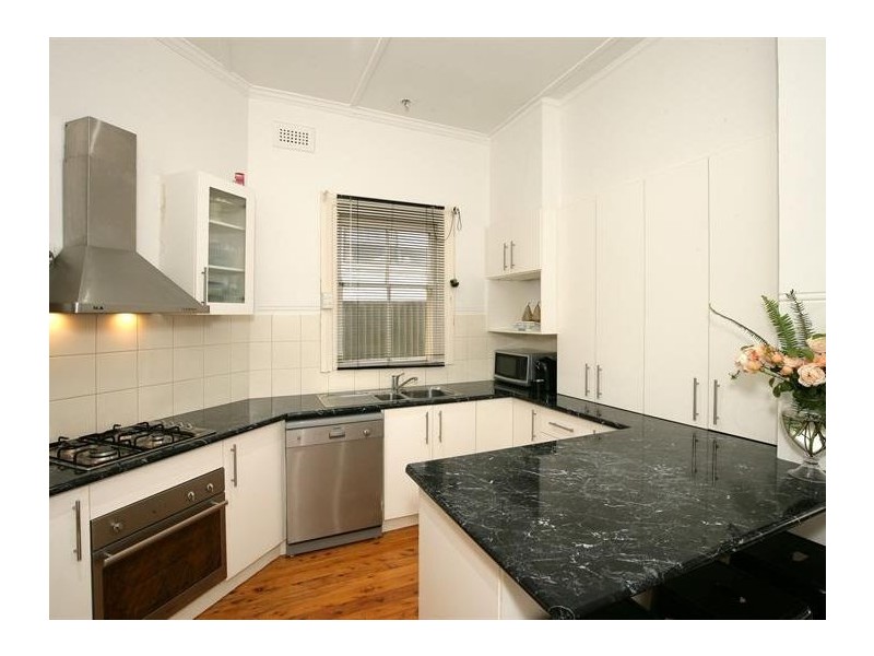 8 Macleay Street, Turvey Park NSW 2650