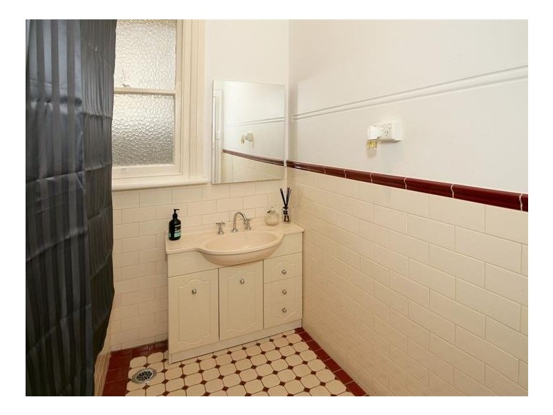 8 Macleay Street, Turvey Park NSW 2650