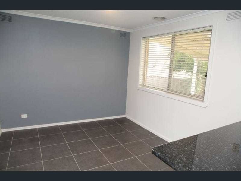 15 Telopea Crescent, Lake Albert NSW 2650