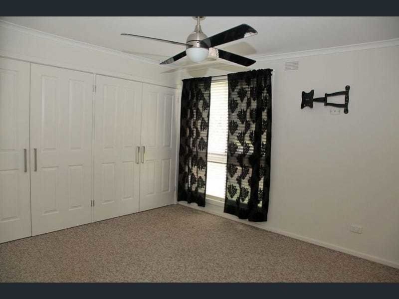 15 Telopea Crescent, Lake Albert NSW 2650