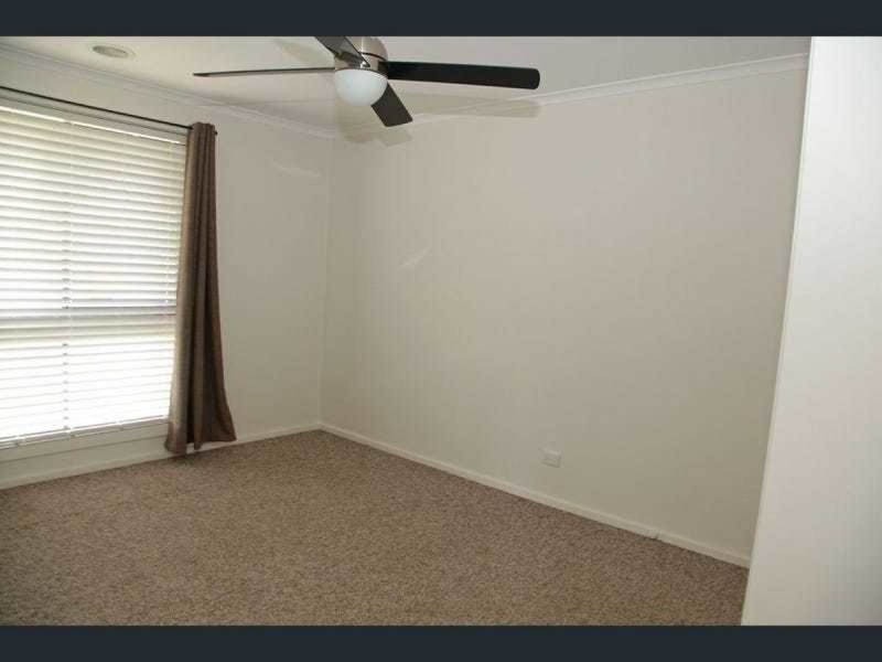 15 Telopea Crescent, Lake Albert NSW 2650