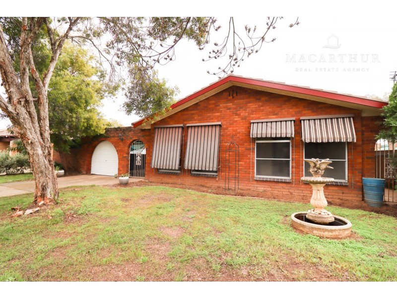 16 Pinaroo Drive, Glenfield Park NSW 2650