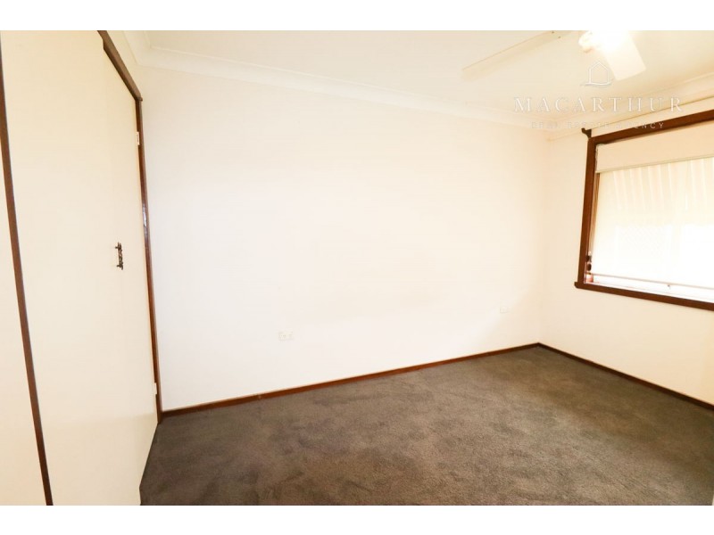 16 Pinaroo Drive, Glenfield Park NSW 2650