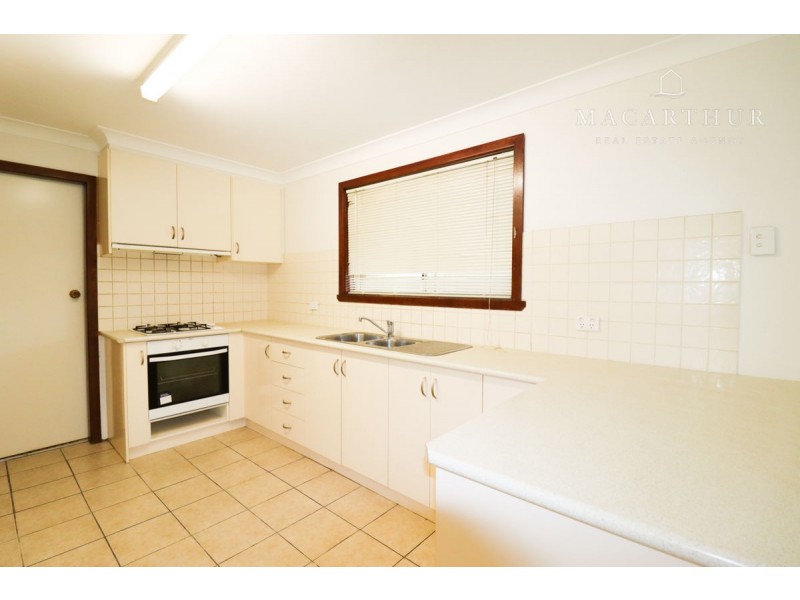 16 Pinaroo Drive, Glenfield Park NSW 2650