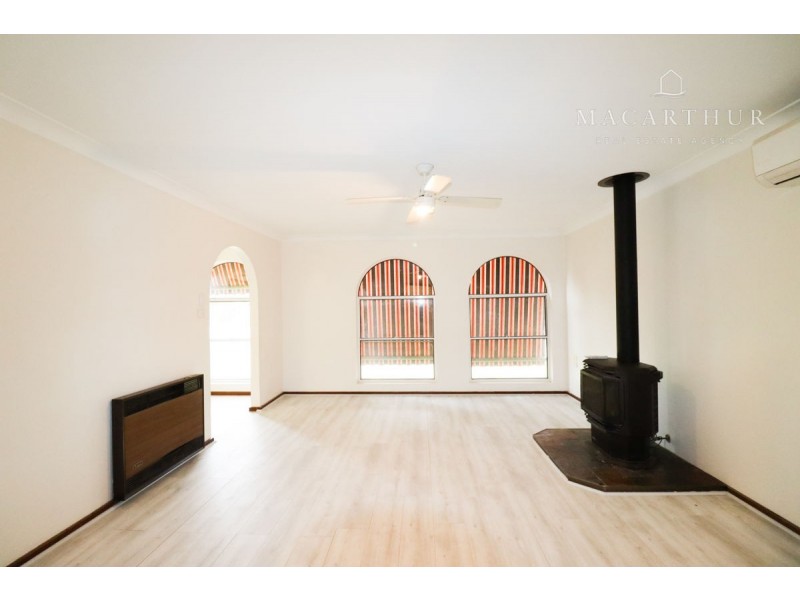 16 Pinaroo Drive, Glenfield Park NSW 2650