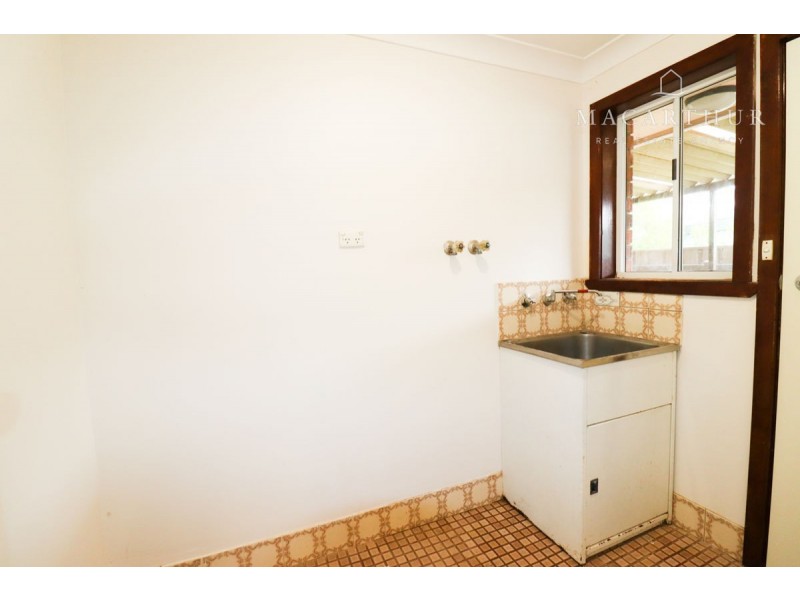 16 Pinaroo Drive, Glenfield Park NSW 2650