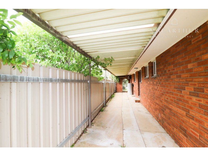 16 Pinaroo Drive, Glenfield Park NSW 2650