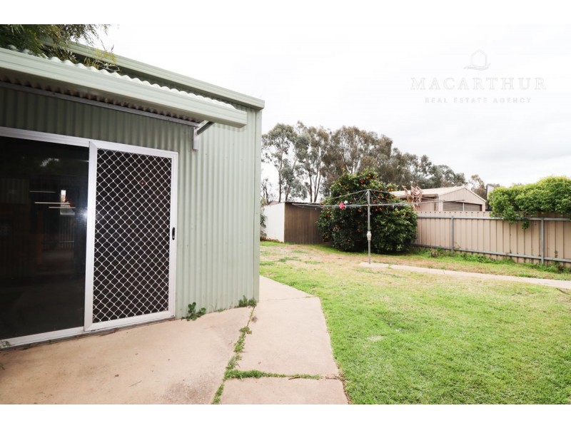 16 Pinaroo Drive, Glenfield Park NSW 2650