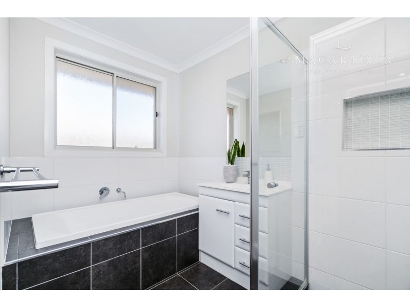 4 Paradise Drive, Gobbagombalin NSW 2650