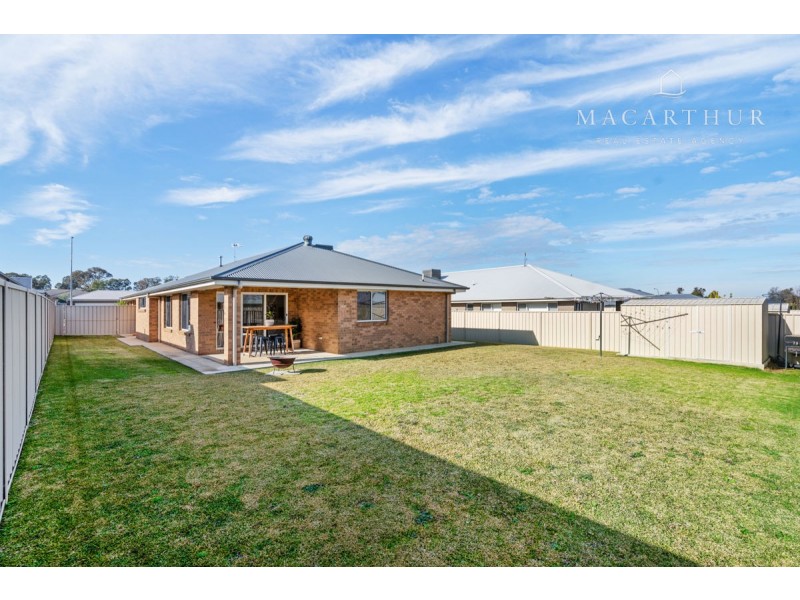 4 Paradise Drive, Gobbagombalin NSW 2650
