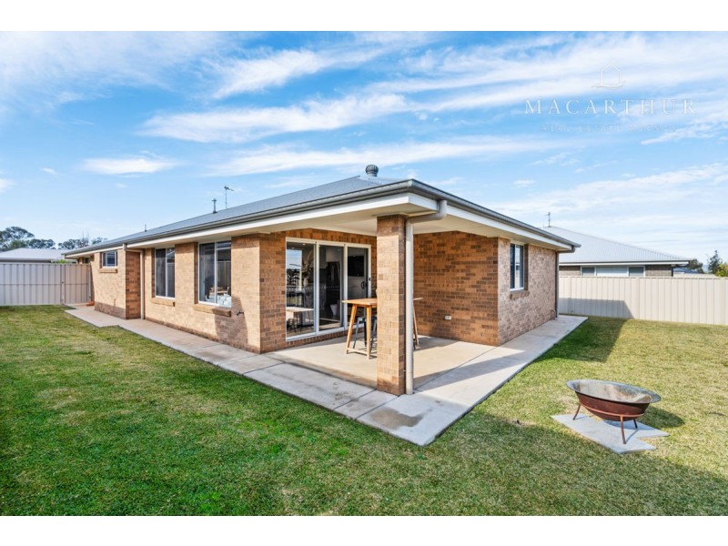 4 Paradise Drive, Gobbagombalin NSW 2650