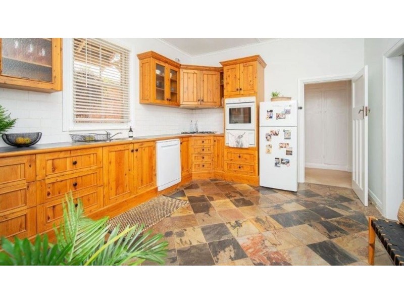 16 Lindsay Street, Turvey Park NSW 2650