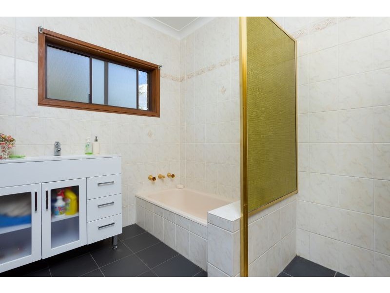 1 Amsterdam Crescent, Tolland NSW 2650