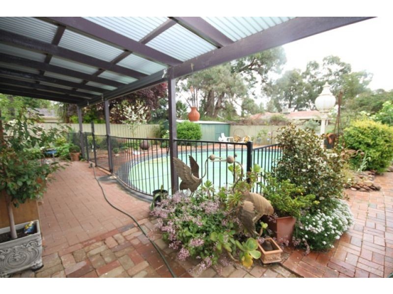 6 Dalkeith Avenue, Lake Albert NSW 2650