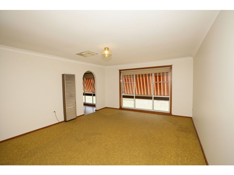 6 Quail Street, Mount Austin NSW 2650