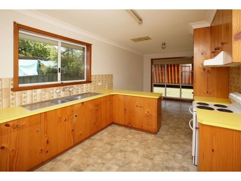 6 Quail Street, Mount Austin NSW 2650