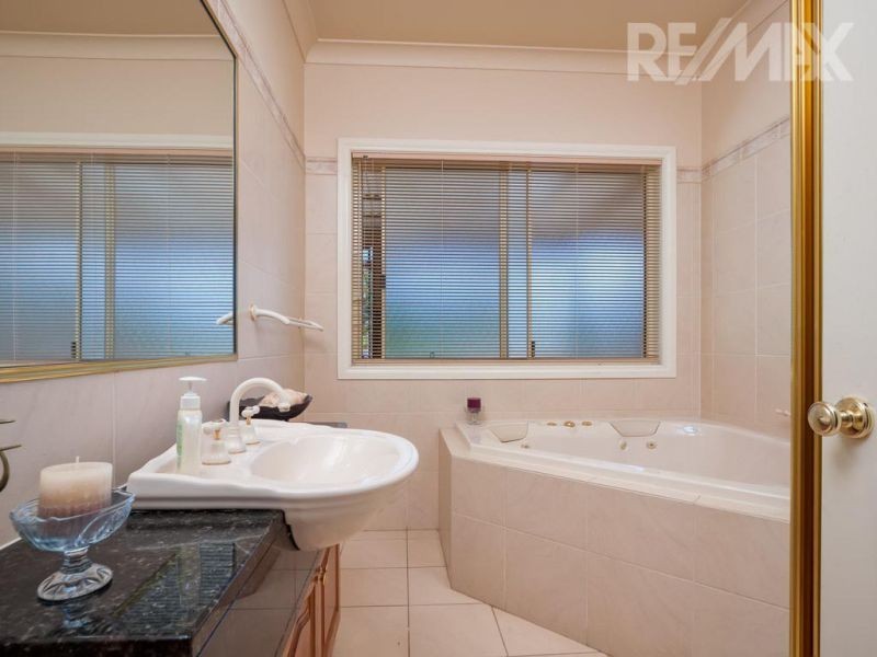 14 Evangelist Avenue, Lake Albert NSW 2650